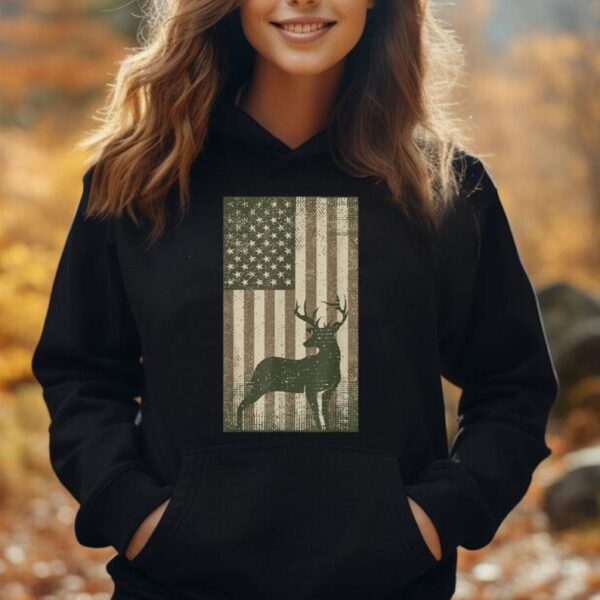 Vintage Outdoor Whitetail Buck Deer USA Flag Big Game Hunter Unisex Hoodie